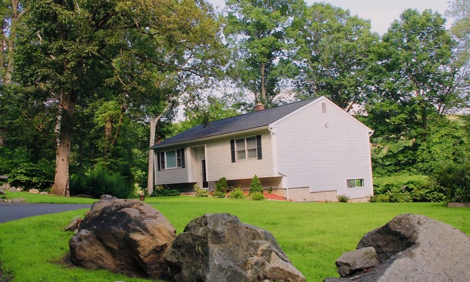 Waterbury Cabin | Rustic Charm Meets Modern Comfort 3-Bedroom Raised-Ranch Cottage in Wooded Area