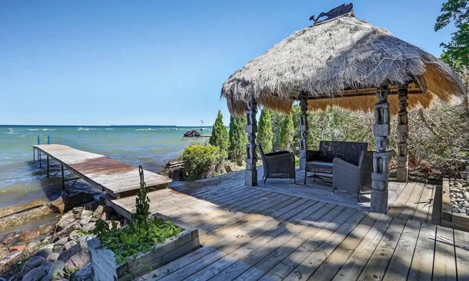 Pefferlaw Cottage | Rustic Chic 4BR Lakehouse | Hot Tub, Ice Fishing