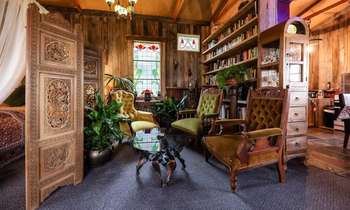 Kingston Apartment | Rustic cosy retreat, with library, fireplace, films and a Four Poster Bed.