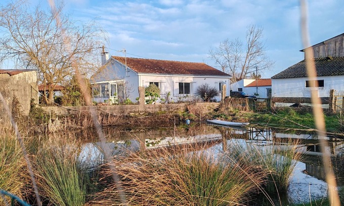 Sallertaine Cottage | Rustic cottage in Vendée Marshes, near beaches