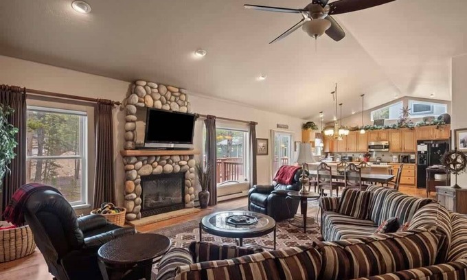 Leadville North House | Rustic & Cozy 4BR - Fenced In Spacious Deck, BBQ
