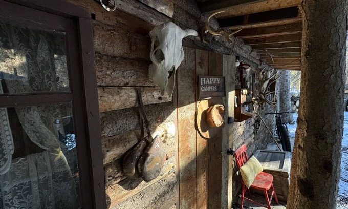 Bragg Creek House | Rustic Cozy Cabin with hot tub