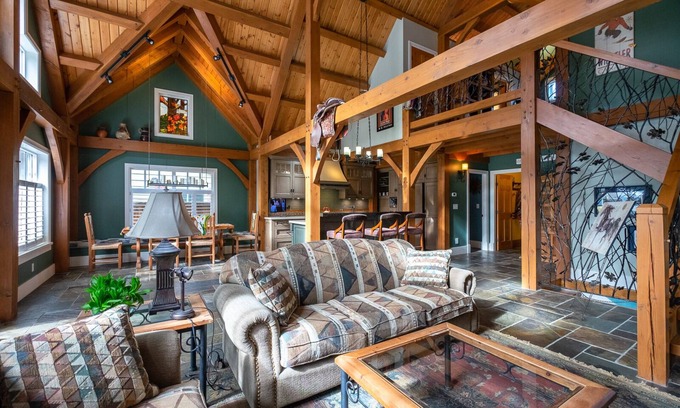 Cultus Lake Cabin | Rustic Cultus Lake Cabin House w/BBQ, Ping Pong Table & Gym Equipment