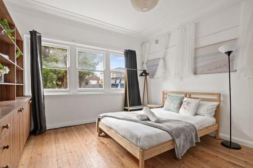 Sans Souci House | Rustic Double Room - Waterfront - Nearby Shops - Shared Bathroom