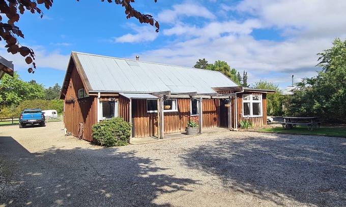 Lake Roxburgh Village Cottage | Rustic guest house in Roxburgh : Ideal for exploration or relaxation!