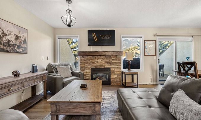 East Kootenay House | Rustic Ridge | Hot Tub | Home Theatre | Fireplace