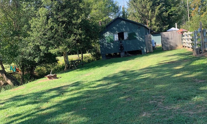 Davisville Cabin | Rustic River Front cabin 5 minutes away from I77 & 10 minutes from town.