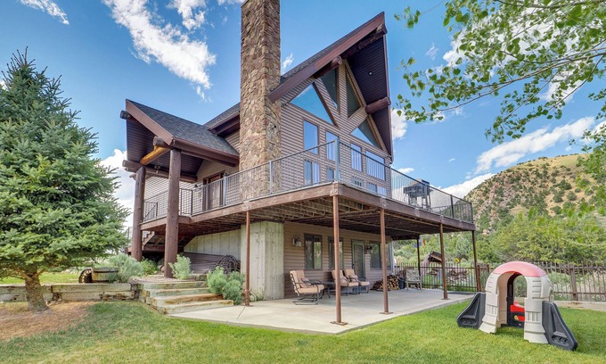 Sterling Cabin | Rustic Sterling Cabin: Walk to Palisade Lake!