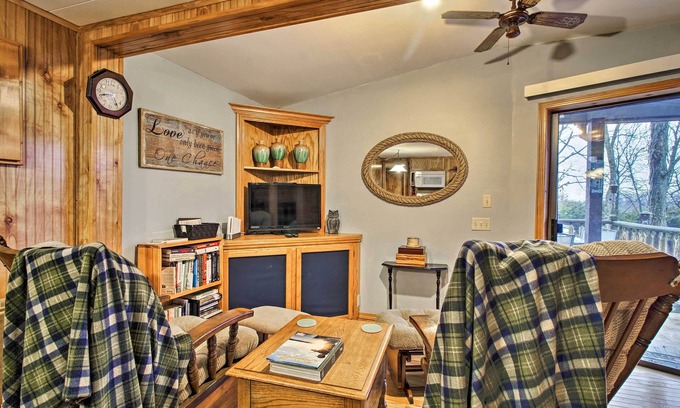 Umber View Heights Cabin | Rustic Stockton Lake Cabin Half Mile to Boat Ramp!