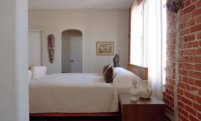 East Hollywood Apartment | Rustic Studio in Los Feliz - Fully Furnished