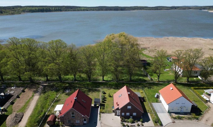 Warin House | Ruth - 85sqm vacation home for 4 people with garden and fantastic lake view