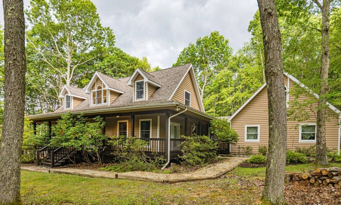 Blakeslee House | S'more Fun | Community Pool, Dock, Playground!