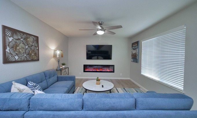Sacramento House | Sacramento 4 Bedroom Family Home with Pool + Fire Pit