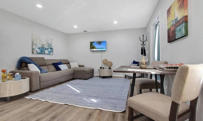 Cheektowaga Apartment | Safe Large Parking Quiet Laundry AC BBQ Patio