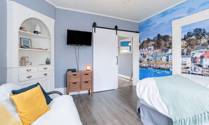 Lunenburg Apartment | Sailboat Suite - Heart of Lunenburg