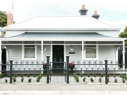Geelong West House | Saint Brides - Steps to Pako