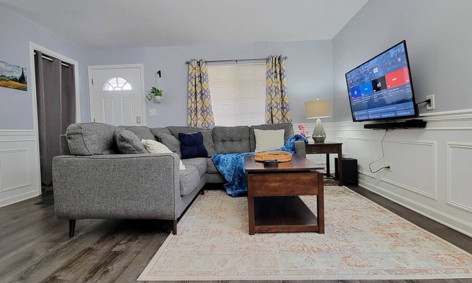 St. Charles Apartment | Saint Charles Private 2BD| River Trail, Forest Preserve!