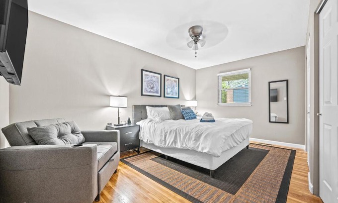 St. Charles Apartment | Saint Charles 2 Bedroom Townhome Retreat