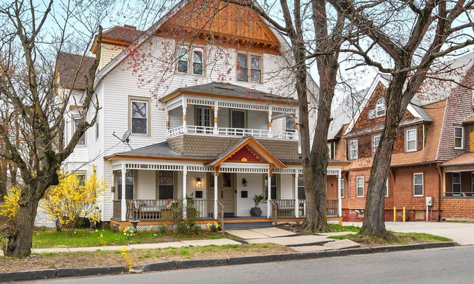 Springfield House | Saint James Manor - Sleeps 24 in Style & Comfort with Parking