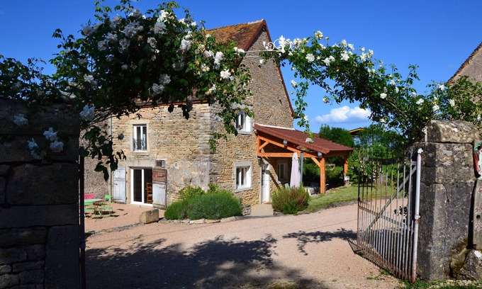 Saint-Ythaire Cottage | Salamander cottage