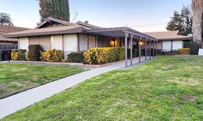 Hemet House | SALE! Centrally Located, Super Clean, 4x Queen Bed