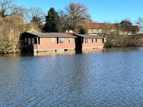 Smallburgh Boat Rental | Salhouse Broads Lodge Houseboat