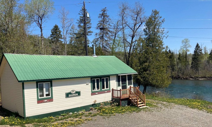 New Richmond Ski Chalet | Salmon cottage by a beautiful river