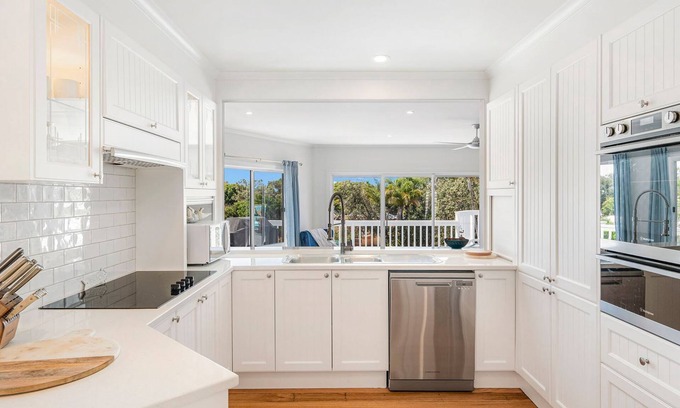 Dunbogan House | Salt Spray - Luxurious 5 bedroom holiday home in gated estate, close to beach