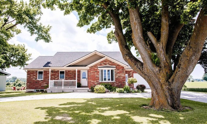 Central Huron Cottage | Saltwater hot tub, near Blyth & Cowbell Brewing