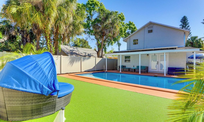 Bradenton House | Saltwater Pool & Putting Green: Bradenton Oasis
