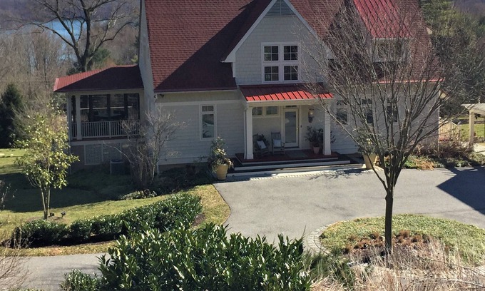 Long Green House | Saltwater Pool, Six person Hot Tub, Propane Fire Pit, Outdoor Dining Terrace.