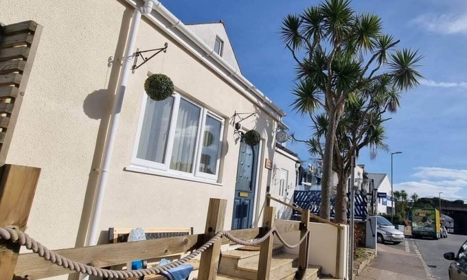 Paignton Apartment | Salty Breeze is just 160m from the golden sands of Preston Beach, Paignton
