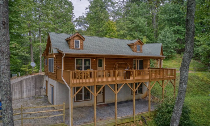 Lynn Cabin | Saluda Cabin Home Amazing Mountain Views Pet Friendly- New Game Room!