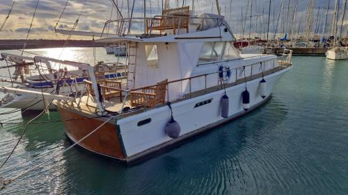 Quartiere XXXIII Lido di Ostia Ponente Boat Rental | Salvador BAHIA Boat and Breakfast