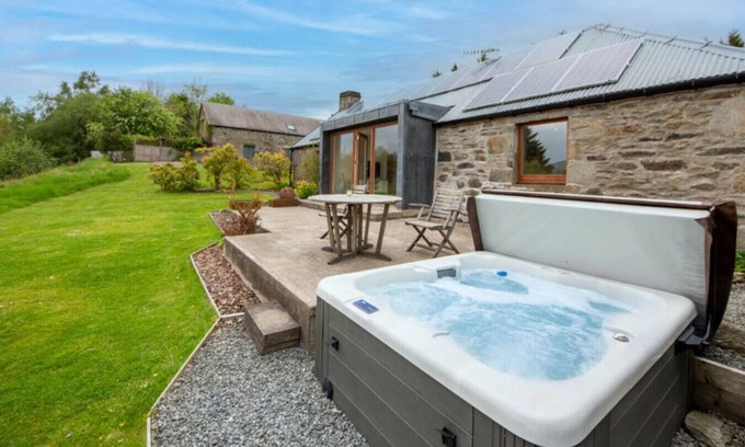 Loch Tay Cottage | Sam's Cottage with Loch Tay Vistas & Hot Tub
