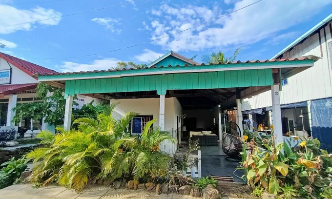 Koh Rong Sanloem House | Sam's Guesthouse M'Pai Bay