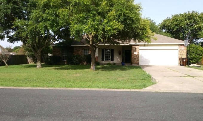 Hutto House | Samsung Close - Estate Home- Quiet Neighborhood Trucks OK 6 Beds+Sleeper Sofa