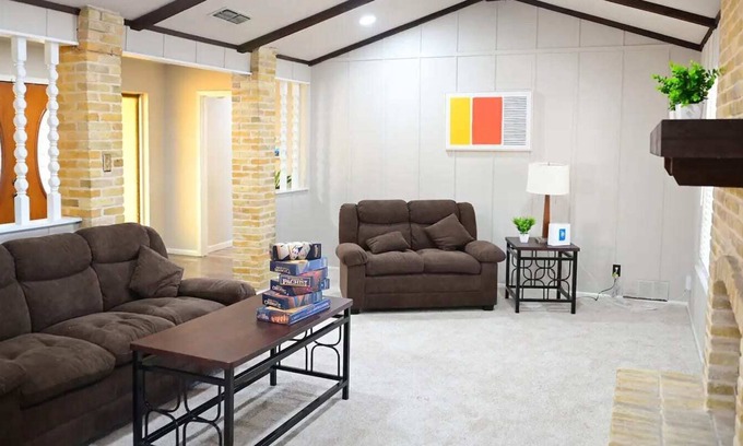 Universal City House | San Antonio: Fully Furnished 4BR Perfect for FAMS!