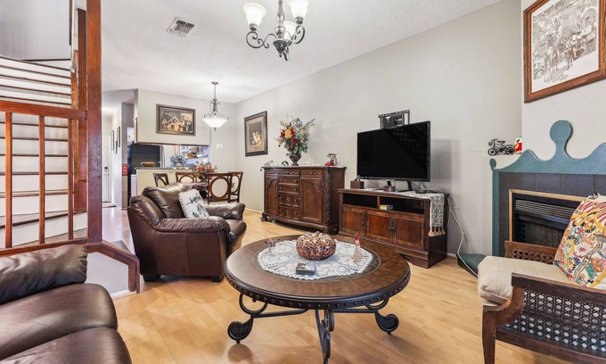 Blossoms Park House | San Antonio Townhome: Community Pool & Hot Tub!