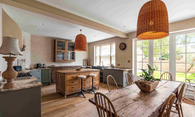 Shoreham-by-Sea House | Sanctuary House with Parking | By My Getaways