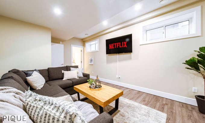 Mayfield Apartment | Sanctuary Suite - KingBed - Wifi - Near WEM/Rogers