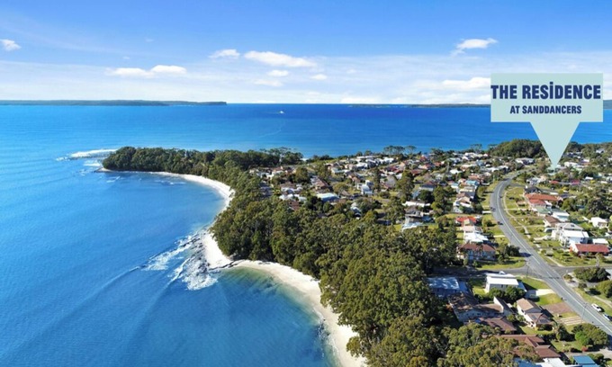 Vincentia House | Sanddancers: Space & privacy for group travellers moments to white sandy beaches