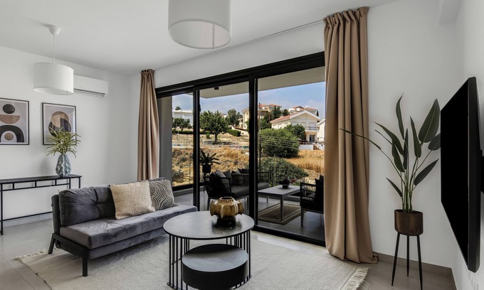 Agios Athanasios Apartment | Sanders Elgio - Delightful 2-Bdr Apt with Balcony