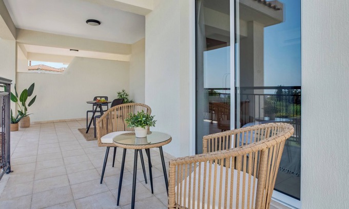 Chlorakas Apartment | Sanders Seaview - Comfy 1 Bdr Apt with Seaview