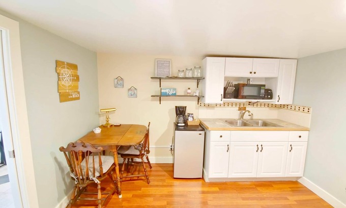 Seaview Apartment | Sandpiper Cottage - A Eclectic Beach Theme -Kitchenette, Eclectic Beach Theme Studio Kitchenette *Pe