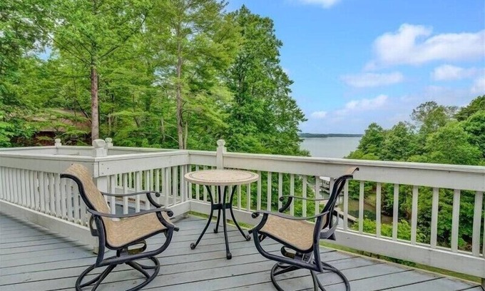 Huddleston House | SANDY BEACH & HOT TUB! Come Visit "Blue Lake Escape"!
