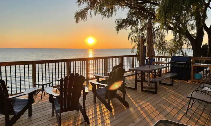 Leamington Cottage | Sandy Beach, Waterfront. Birders, Wineries.