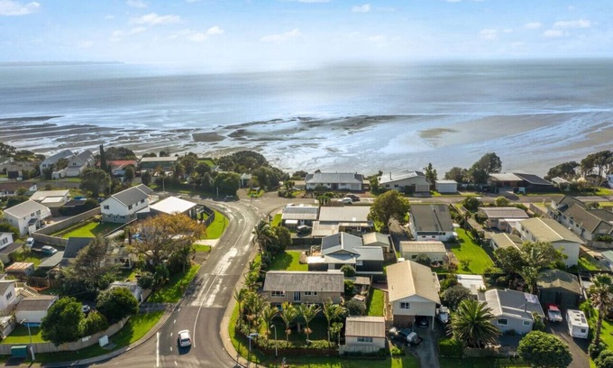 Clarks Beach House | Sandy Feet Retreat close to Beach