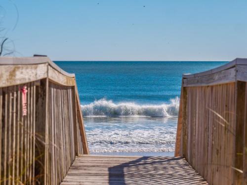 Village of Stump Sound House | Sandy Feet