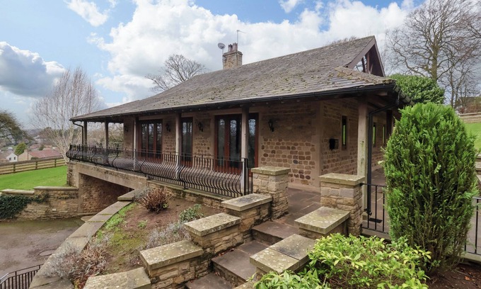 Knaresborough Cottage | SANDY GATE, pet friendly, character holiday cottage in Knaresborough
